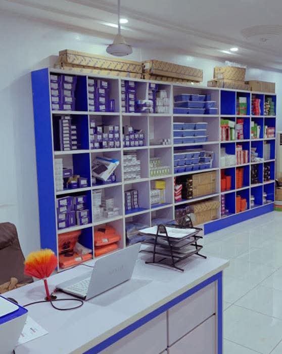 Interieur de la boutique Batilux Niger avec les rayons de materiaux
