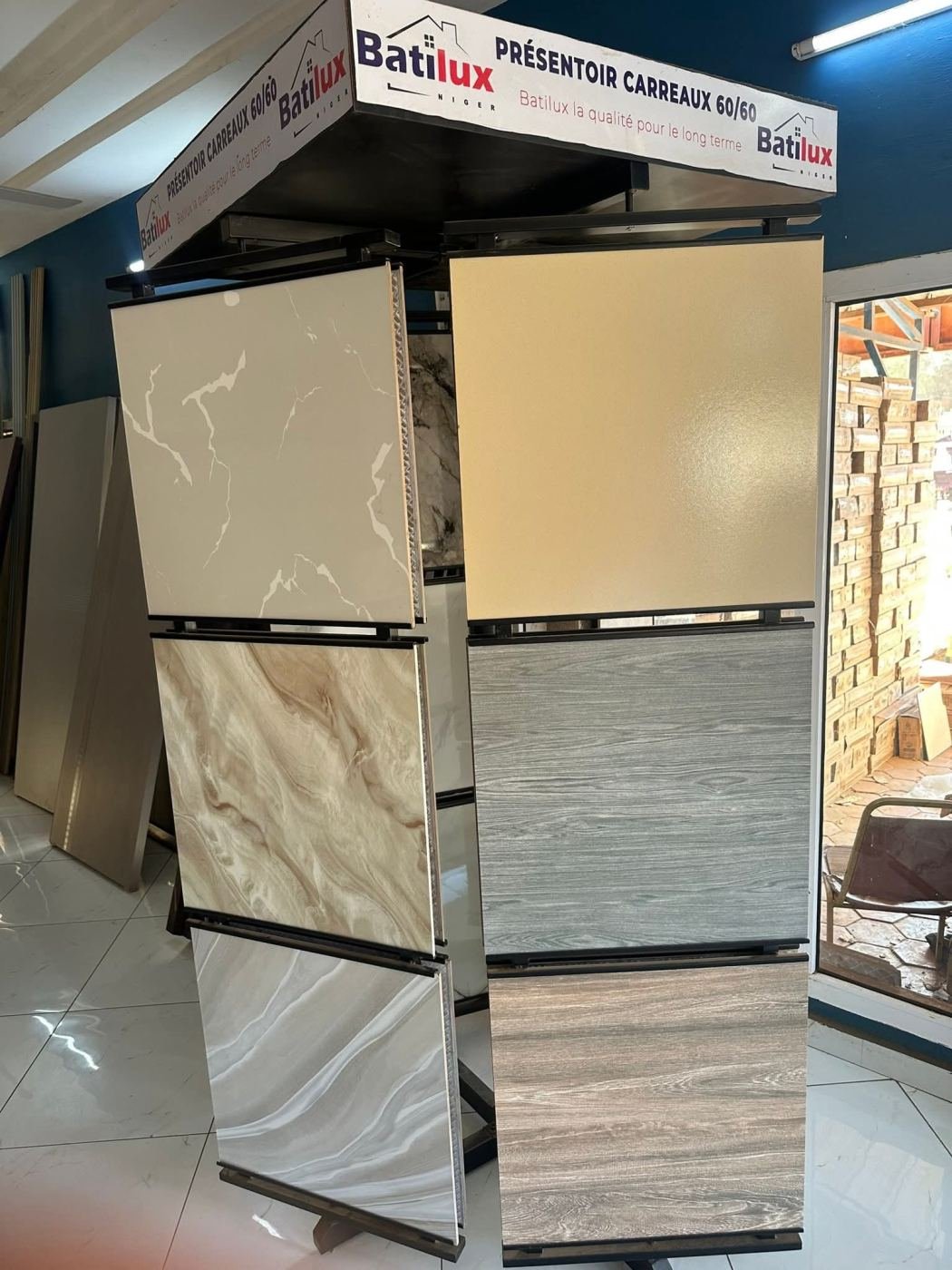 Presentoir de carrelage haut de gamme dans la boutique Batilux a Niamey